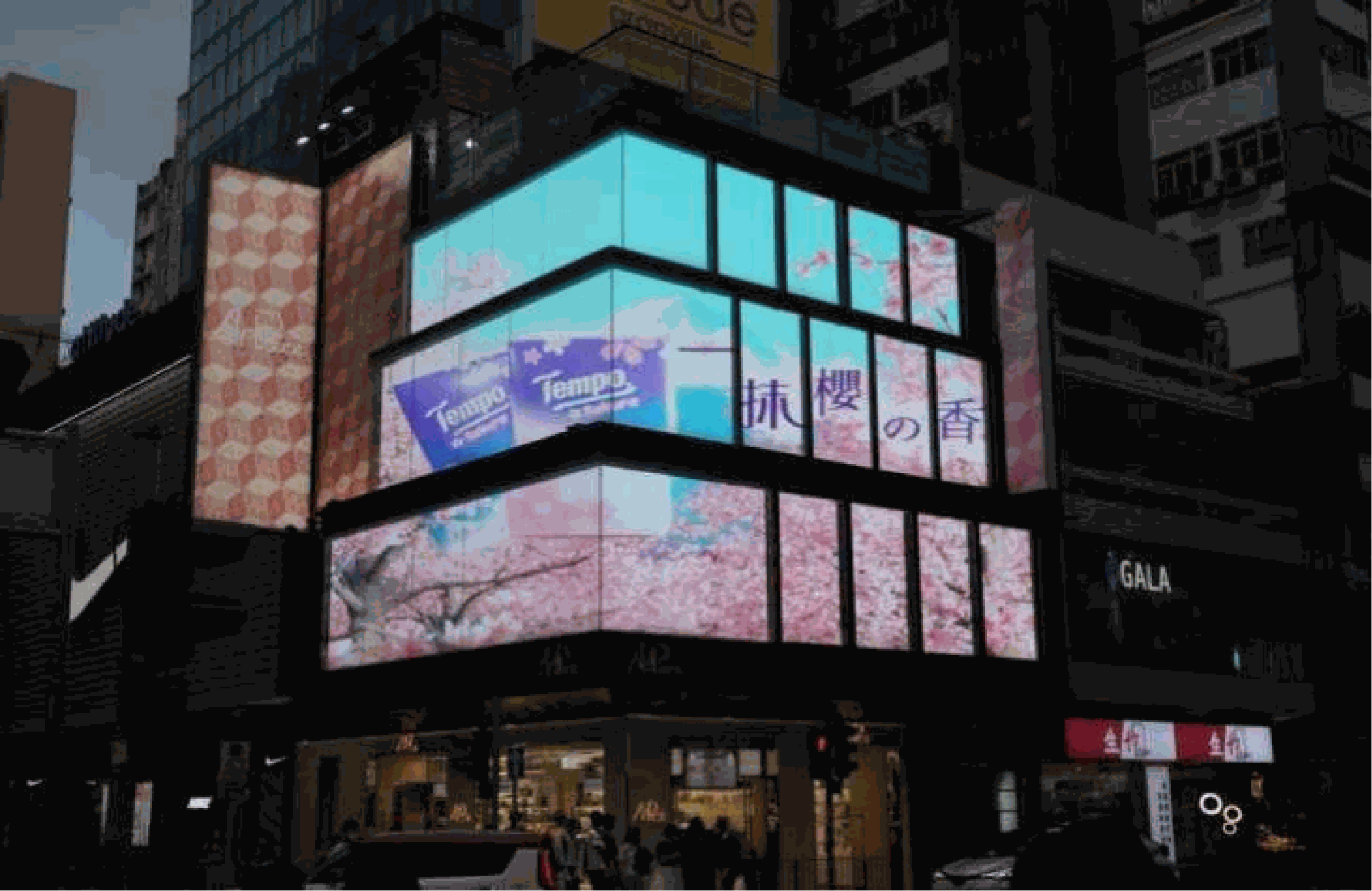 香港尖沙咀加拿分道53号三水平线 L 形 LED 屏幕